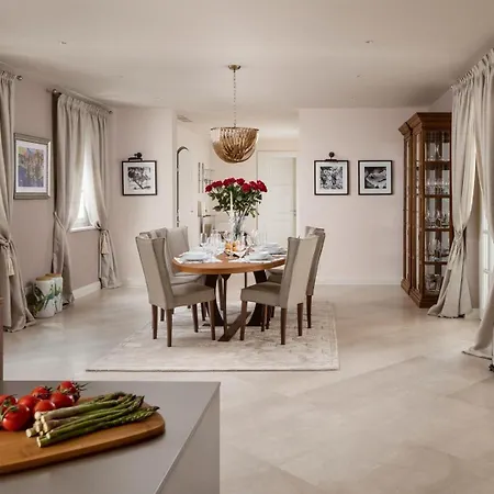 Luxury Zara With A Pool Villa